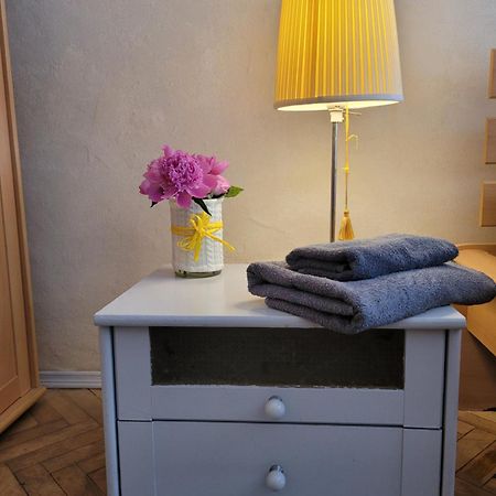 Sunflower Apartment Near Kiev Airport & Railway Station & Center City! Bagian luar foto