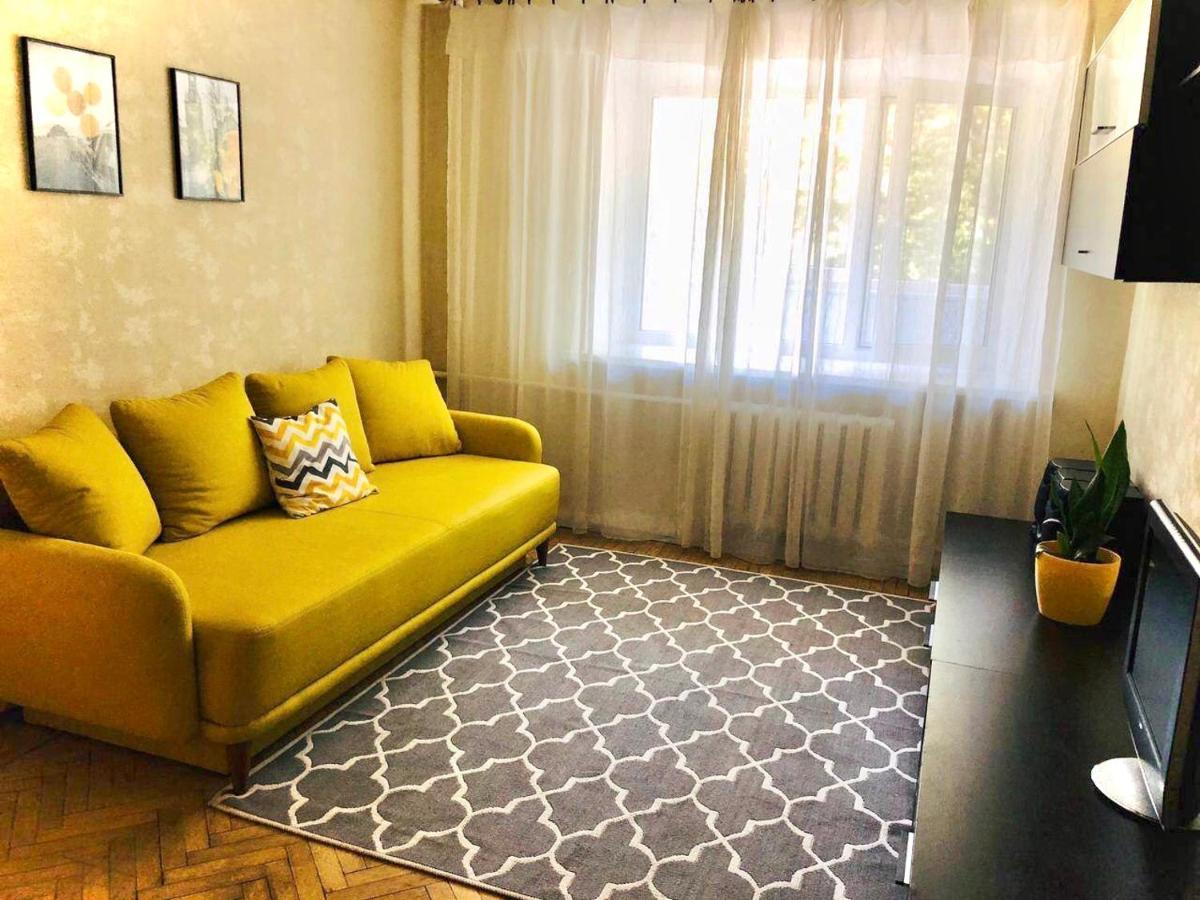 Sunflower Apartment Near Kiev Airport & Railway Station & Center City! Bagian luar foto