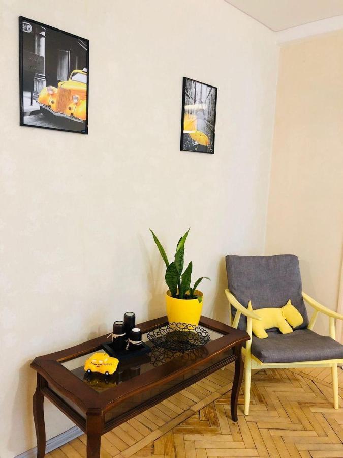 Sunflower Apartment Near Kiev Airport & Railway Station & Center City! Bagian luar foto