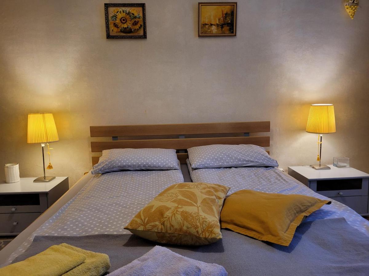 Sunflower Apartment Near Kiev Airport & Railway Station & Center City! Bagian luar foto
