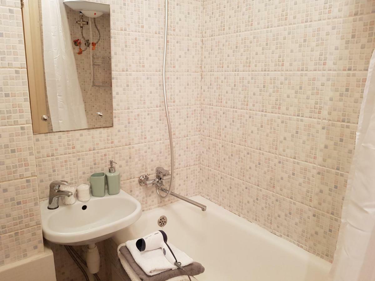 Sunflower Apartment Near Kiev Airport & Railway Station & Center City! Bagian luar foto