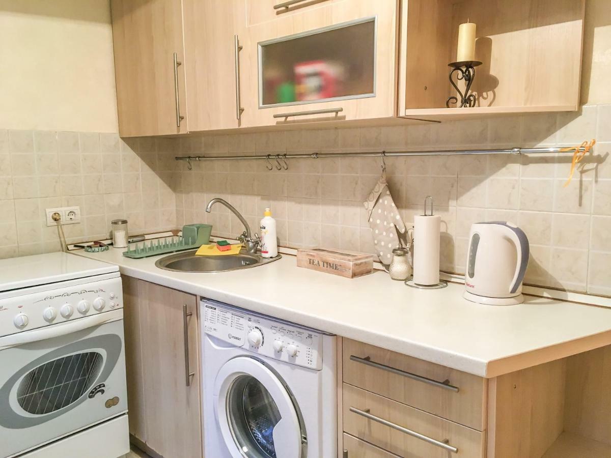 Sunflower Apartment Near Kiev Airport & Railway Station & Center City! Bagian luar foto